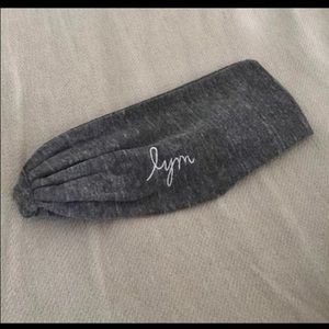 Love your melon grey head band.